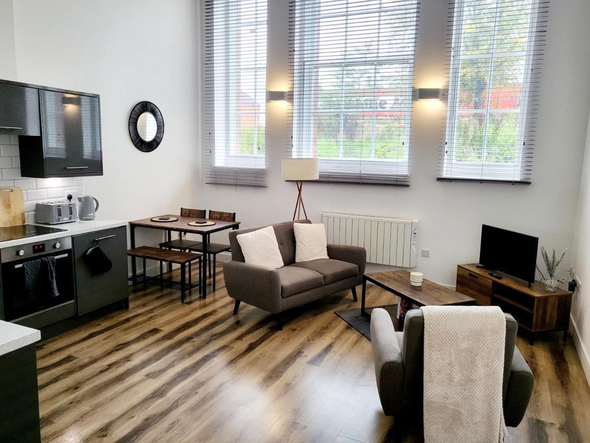 Burkhardt Hall- Parking Included- Sleeps 4 Apartment Swindon Exterior photo