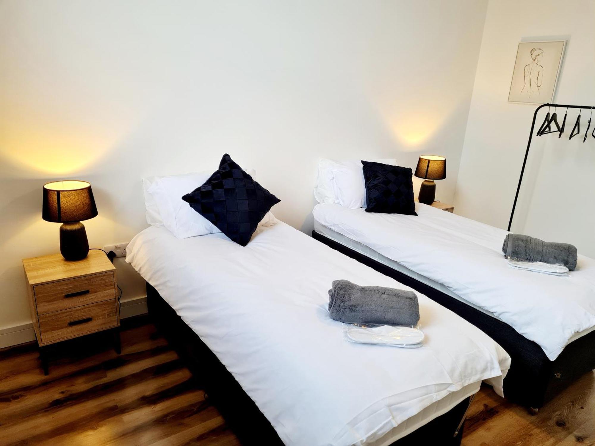 Burkhardt Hall- Parking Included- Sleeps 4 Apartment Swindon Exterior photo