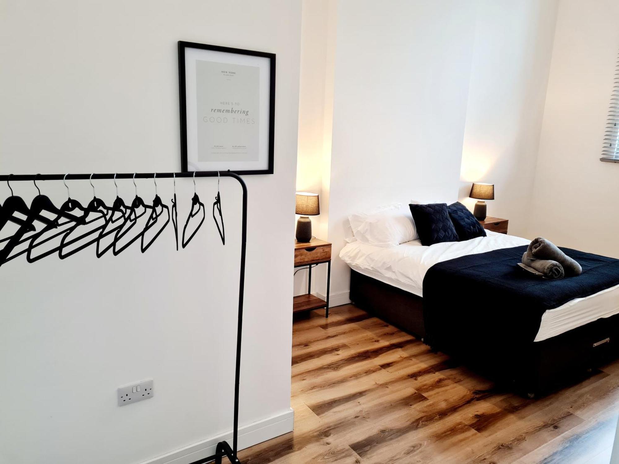 Burkhardt Hall- Parking Included- Sleeps 4 Apartment Swindon Exterior photo