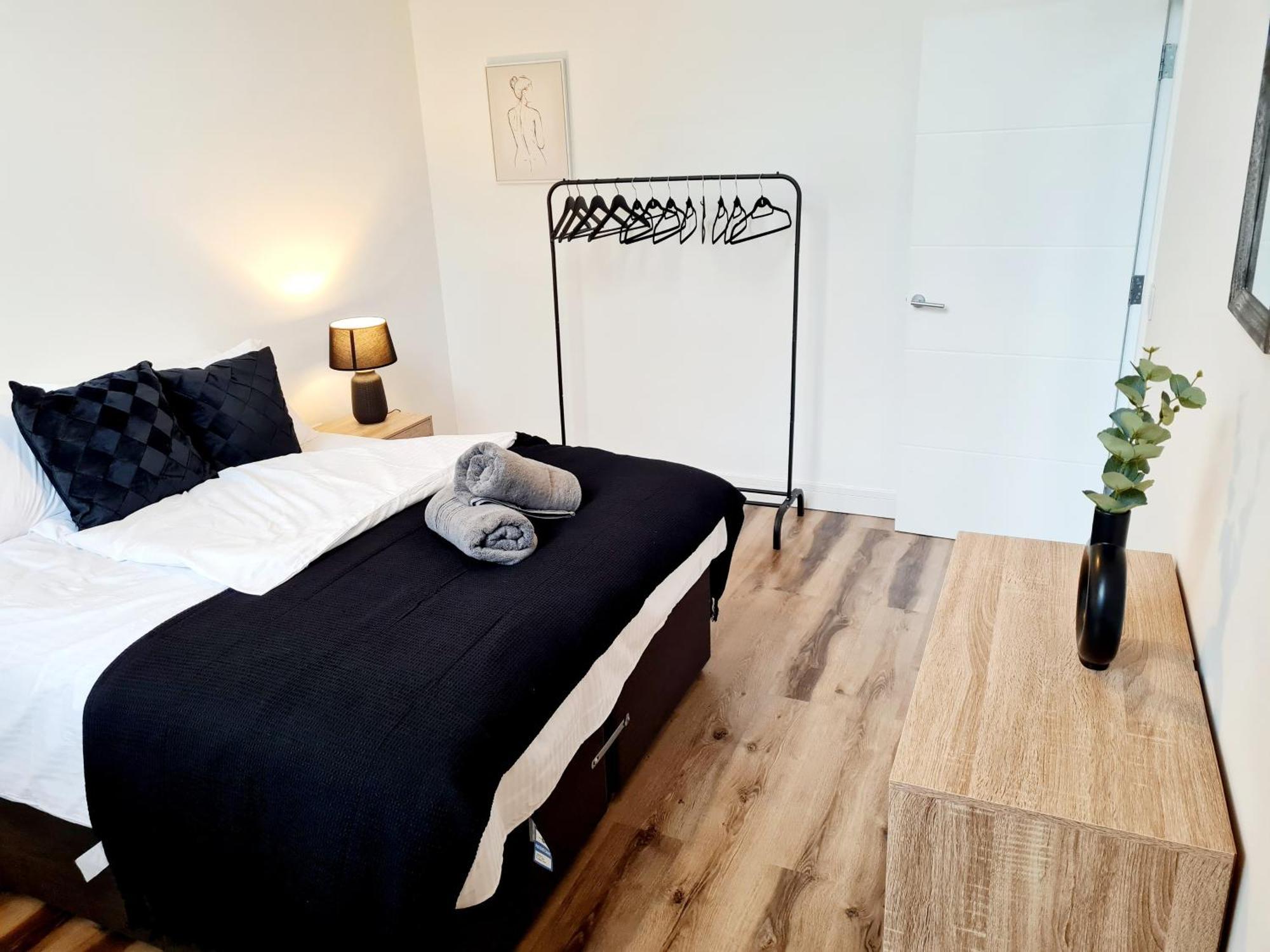 Burkhardt Hall- Parking Included- Sleeps 4 Apartment Swindon Exterior photo